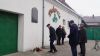 Delegacja władz miasta składa kwiaty pod tablicą